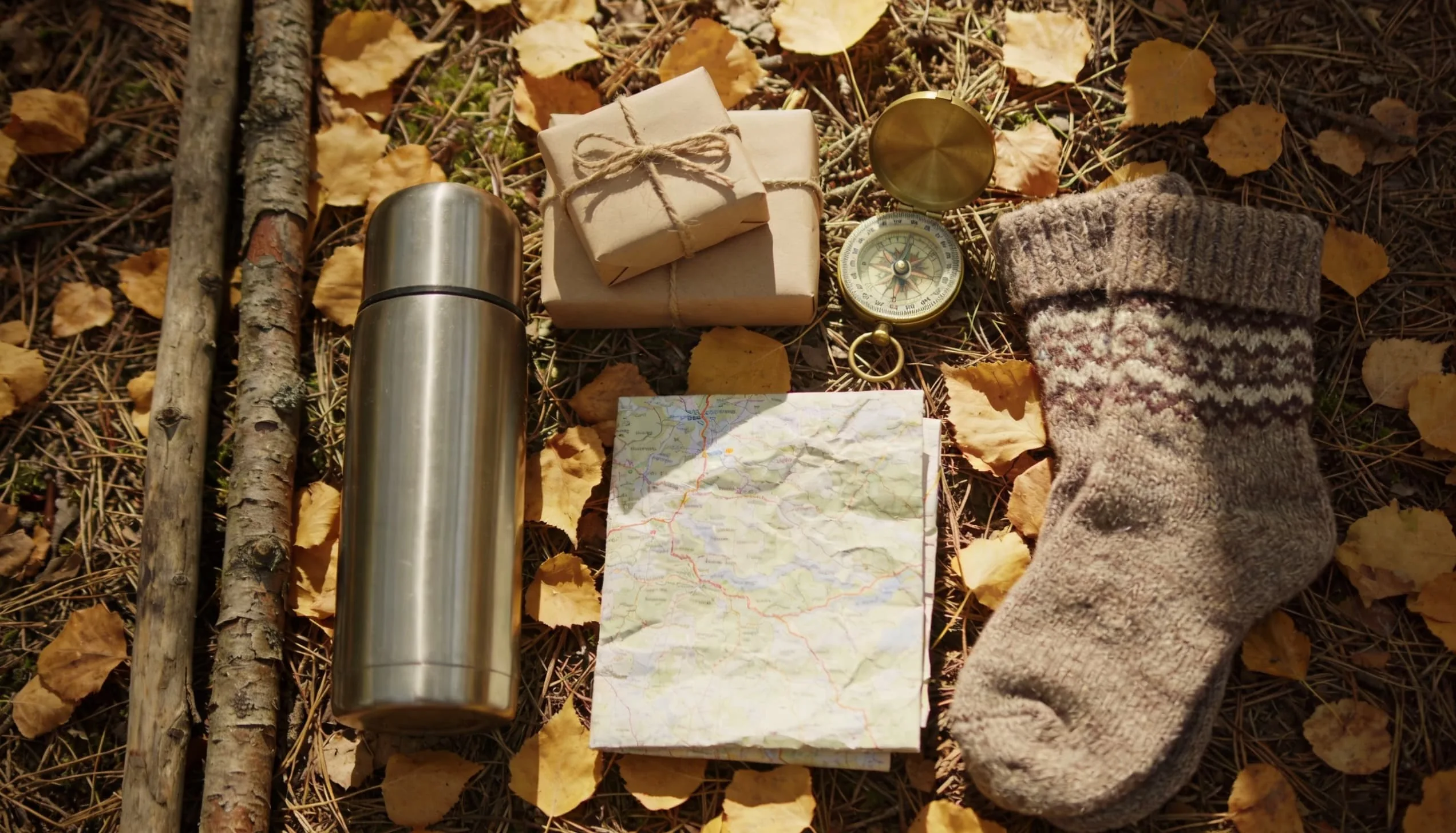 cadeaus voor wandelaar met wandeluitrusting in de natuur