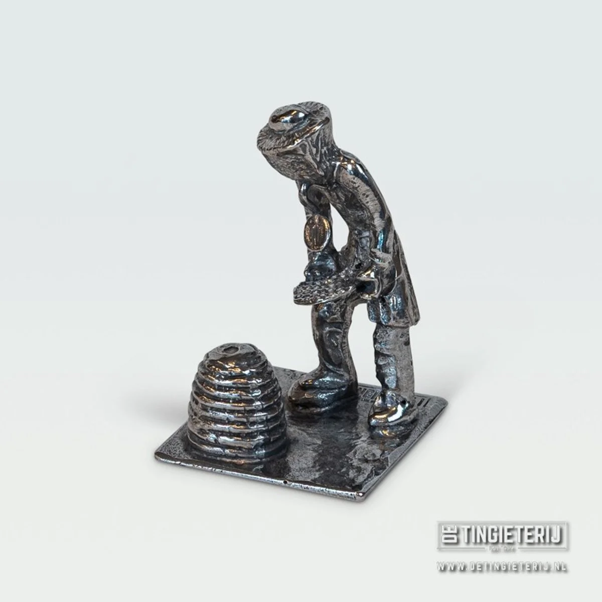 Tinnen miniatuur beeldje van een imker als jubileumcadeau