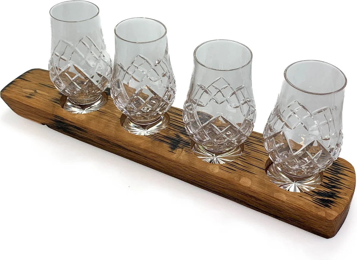 Whiskyglashouder van oude whiskyvaten met Glencairn glazen