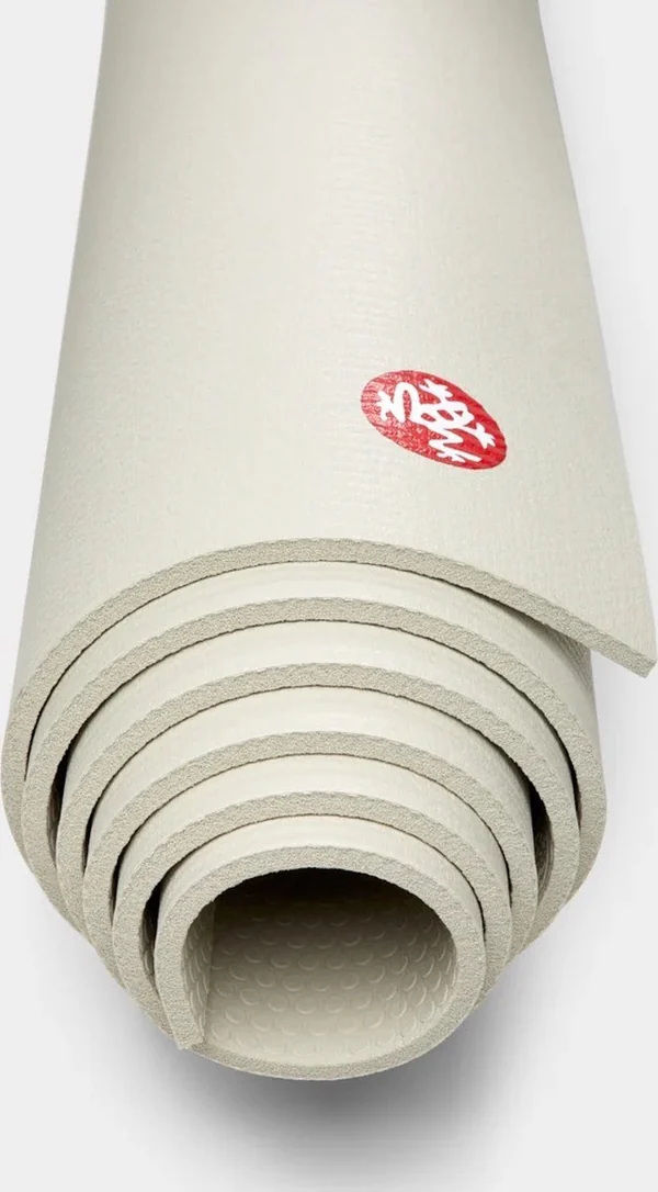Manduka PRO yogamat 6 mm in de kleur sand, opgerold