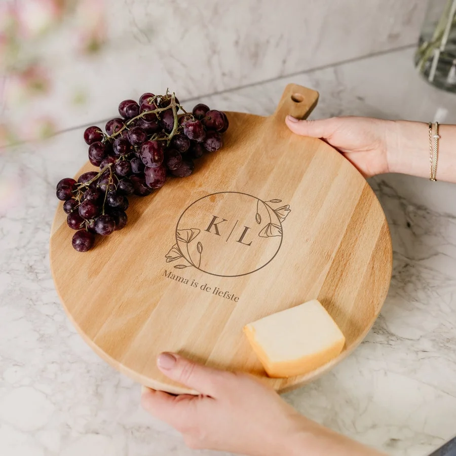 borrelplank met gravure als gepersonaliseerd cadeau voor een foodie