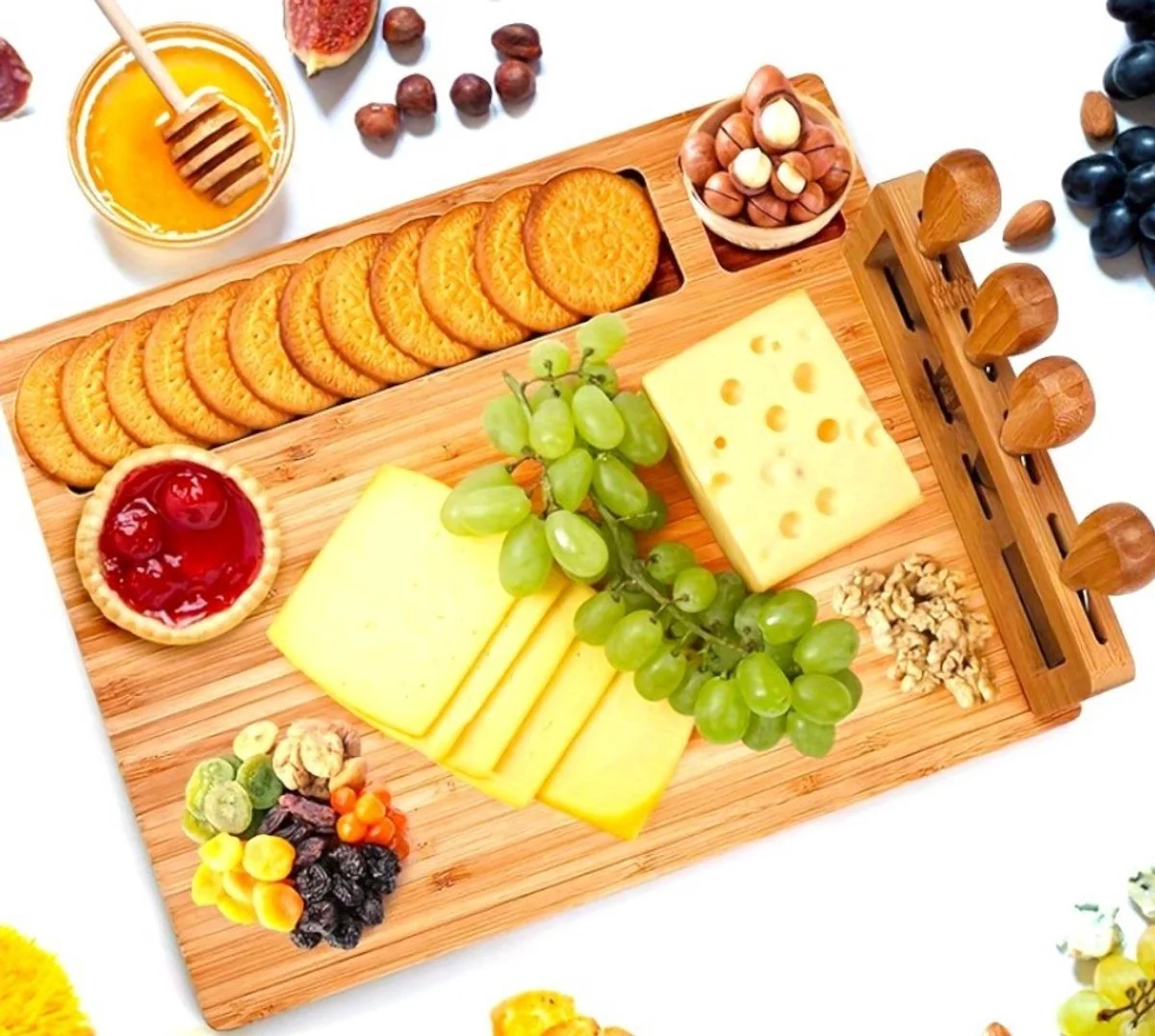bamboe kaasplank met messenset als cadeau voor een foodie