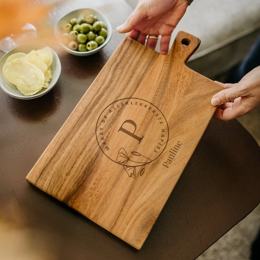 snijplank met naam gegraveerd als gepersonaliseerd cadeau voor een foodie