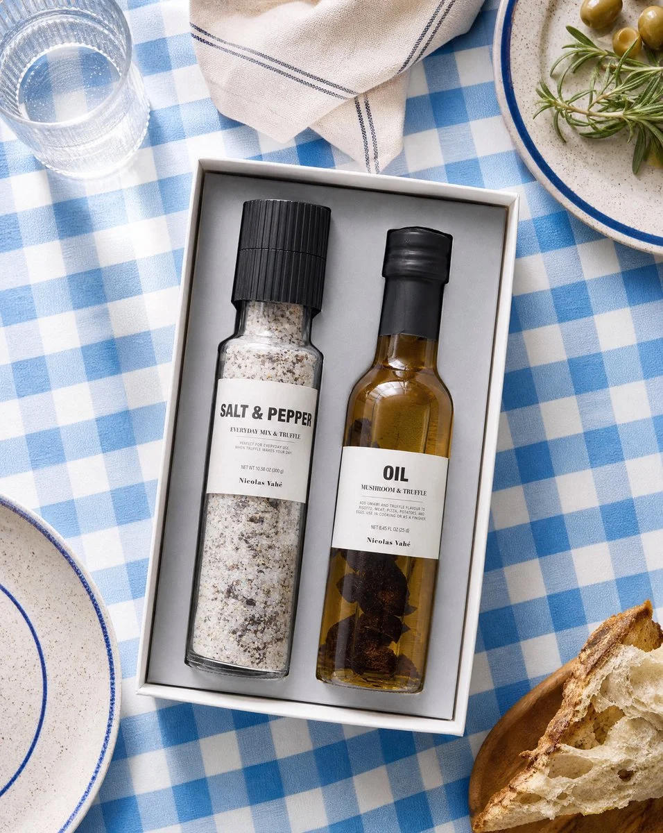 cadeaubox met truffelzout en truffelolie voor een foodie