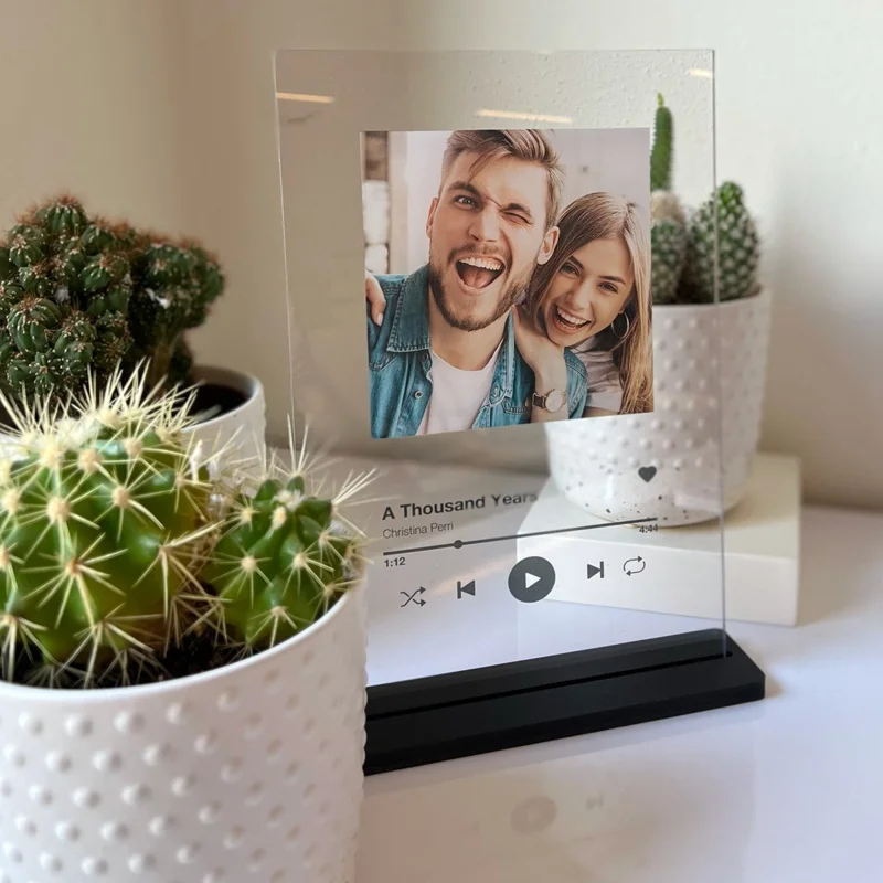 SpotiFrame - Spotify Plexi Glasplaat inclusief standaard - 30x20cm - Gepersonaliseerd met foto en tekst