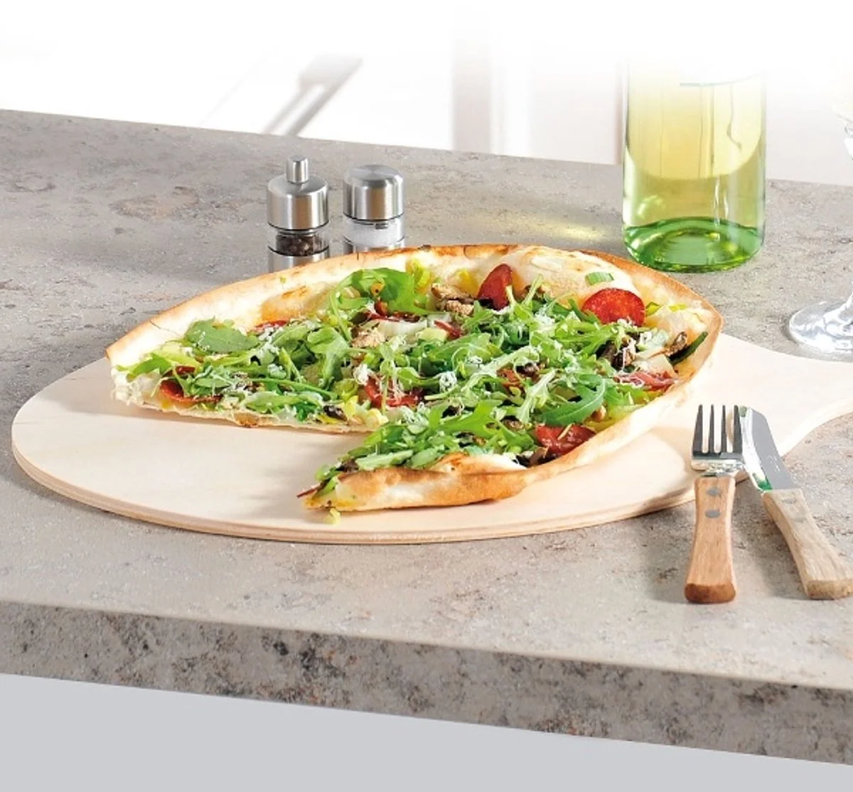 Kesper houten pizzaplank met handvat als cadeau voor een pizzaliefhebber